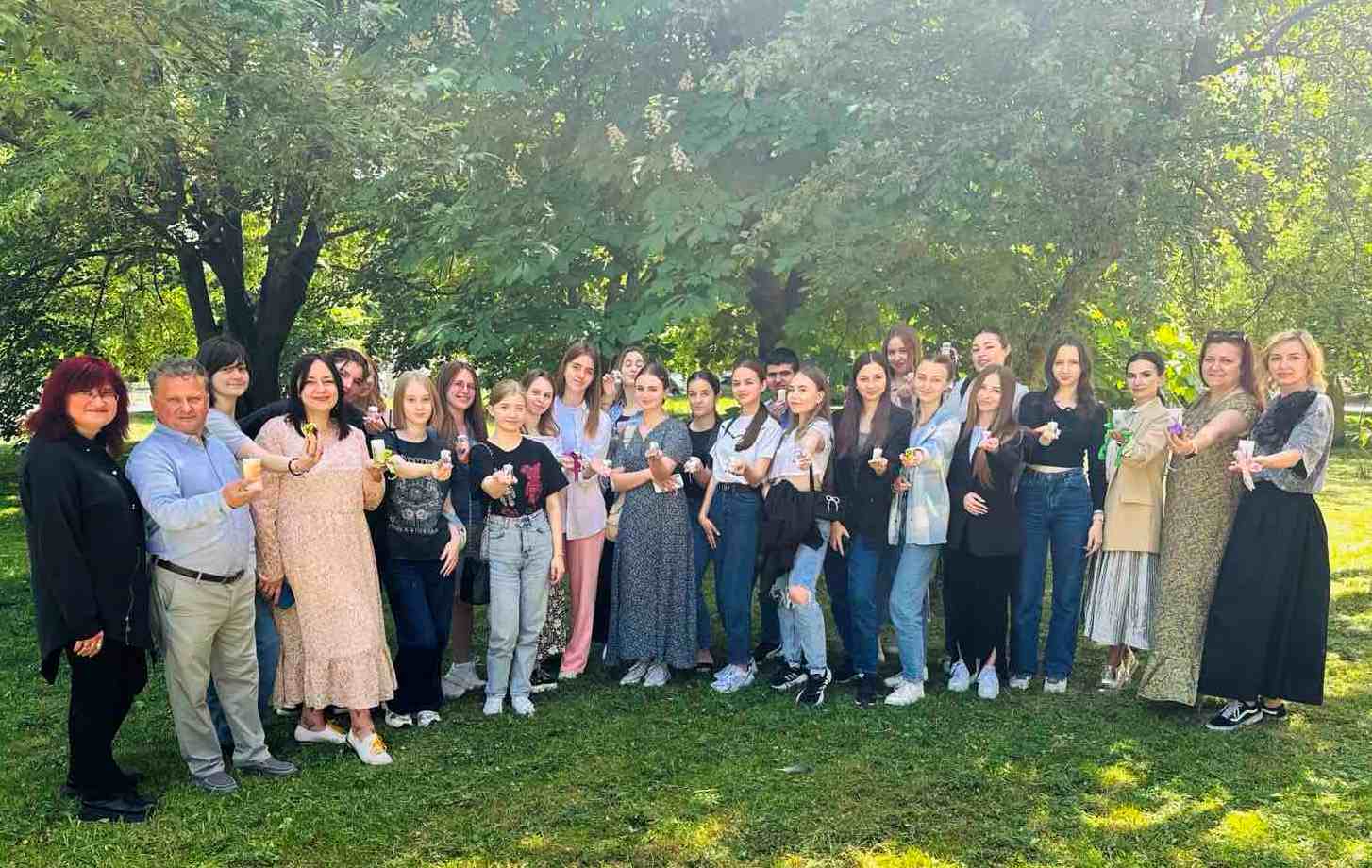 Учасники майстер-класу з декупажу свічок